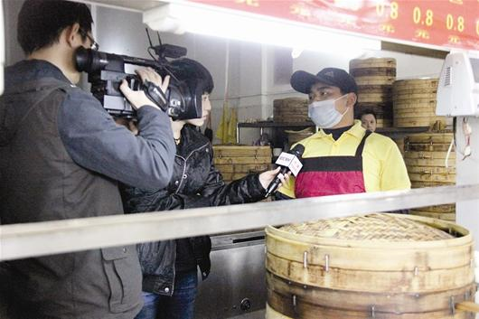 圖為：昨日，央視記者正在采訪小駱