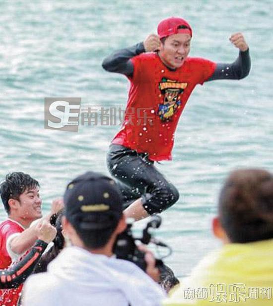 李晨亮出胸器：希望有新的旅途改变生活