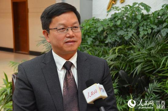 定南县县长接受采访
