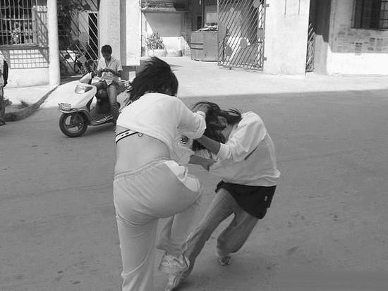 校园女生暴力事件频发 谁之过?