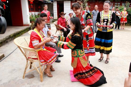 黄圣依出钱“倒贴”婆家 下跪敬茶显贤惠
