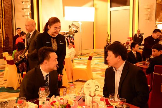 酒店总经理陈松先生(左)和大厨泰斗侯德成先生(右)相谈甚欢