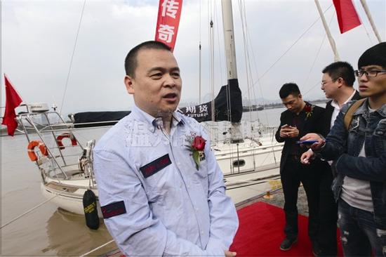 昨天下午,“荣耀温州号”船长温商郑志良先生接受温都记者采访。 温都记者 郑之越/摄