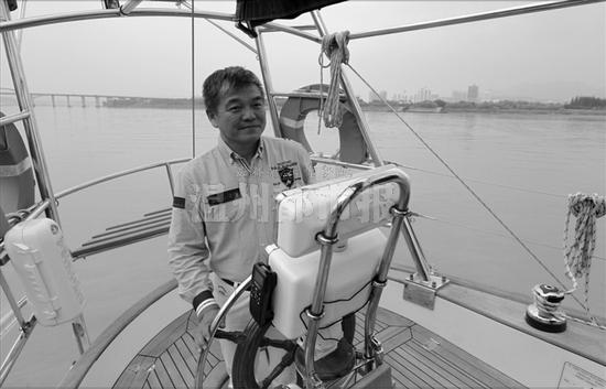 【人物名片】 董小兵,男,1962年生,辽宁大连人。曾供职大连海事大学(原大连海运学院),专攻导航雷达技术研究,1993年评上副教授。上世纪九十年代末离职经商,现任大洋蓝水帆船航海俱乐部董事长,同时也是ASA(美国帆船协会)签证官,是一名帆船超级发烧友。 副船长董小兵在“荣耀温州号”帆船上。 温都记者 郑之越/摄