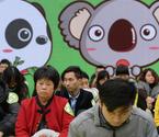 四川成都街頭170人比賽發(fā)呆