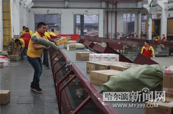双十一后快递小哥每天工作17小时送货150件图片