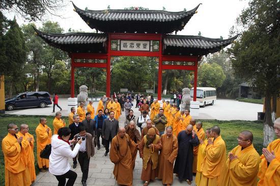 性空长老、达义大和尚一行参访扬州大明寺并与鉴真学院师生座谈