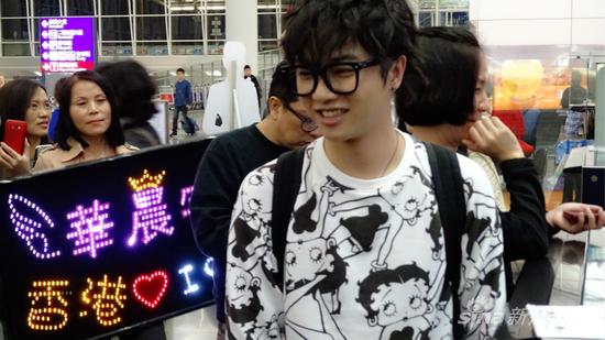 度赴港宣传 与粉丝合影场面温馨|华晨宇|粉丝|宣