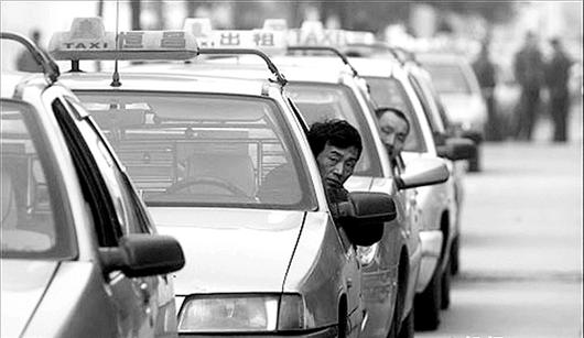 图为:武汉街头出租车