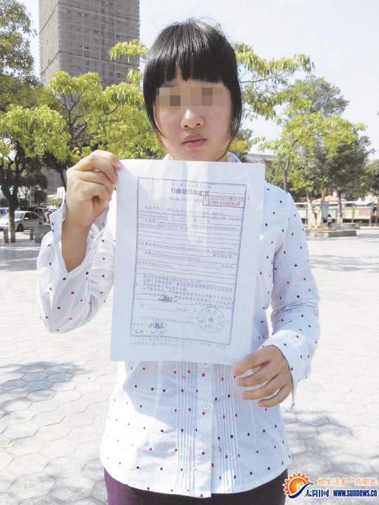 厦门女子考驾照屡遭教练非礼 被强抱扯衣服