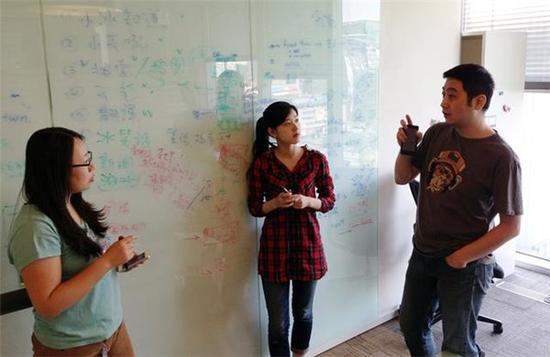 <em>奶茶妹妹生日</em>刘强东送花 晒offer或成微软外包