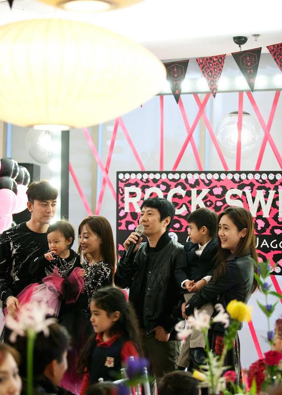 郑钧李小璐被结娃娃亲 刘云遭老鼠爬脸