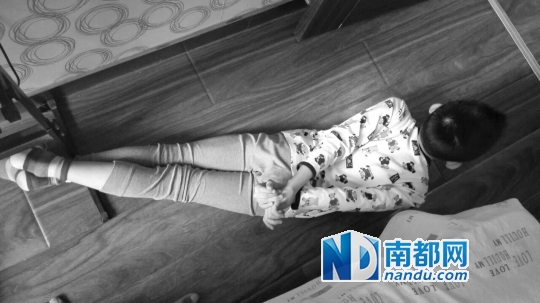 演示图片 琦琦演示被生活老师体罚过程。据其描述，老师将其手脚反绑。校方承认生活老师有捆绑行为。 家长供图