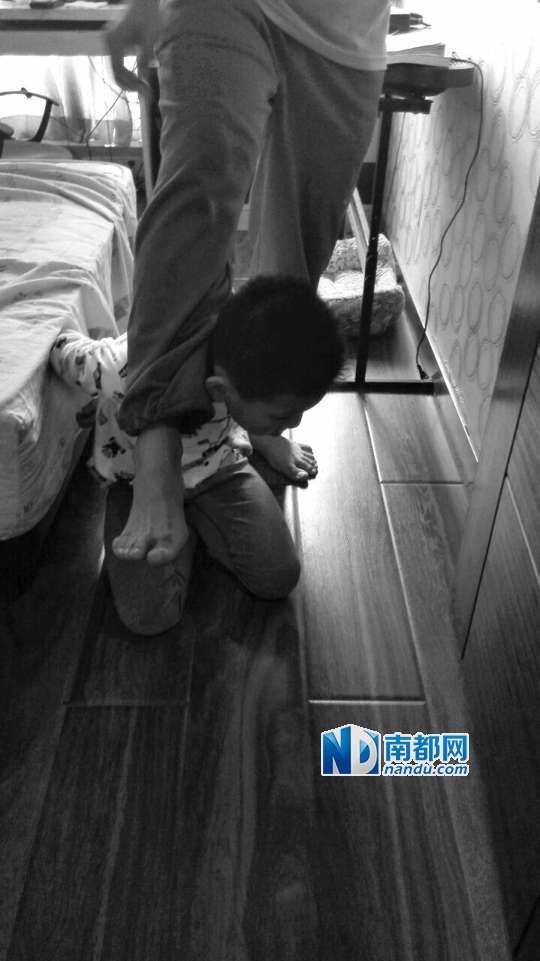演示图片 琦琦演示老师跨在他头上情景。