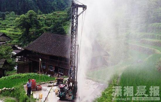 成功打出冷水溪1号井场景。图/潇湘晨报通讯员向云峰