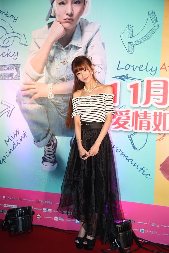 叶子淇现身电影首映半裸香肩时尚妩媚