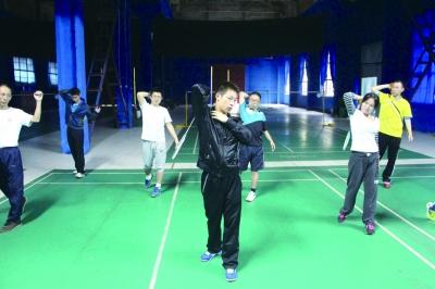 陈继祖为球友示范羽毛球技术动作。 记者 李健 摄