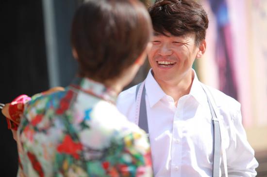 王宝强化身民国小裁缝 为baby量胸围