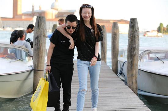 《完美邂逅》王栎鑫亲吻女嘉宾 疑露真情