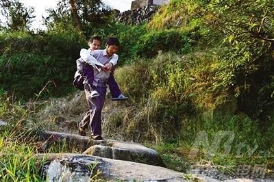 残疾儿子考上村官温州50岁爸爸背28岁儿子去