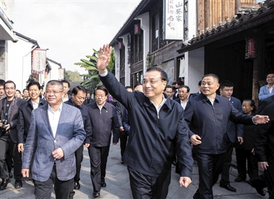 21日,李克强来到运河杭州拱宸桥段,对这里的历史风貌得到较好保护给予肯定。据中国政府网