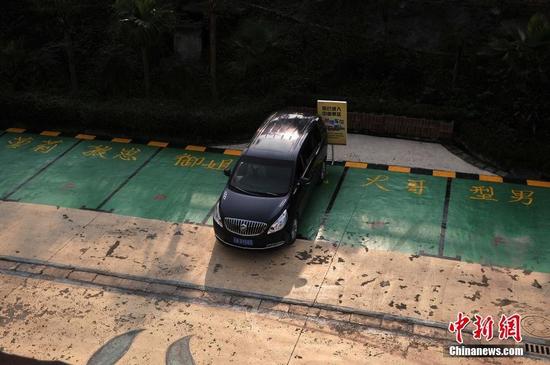 重庆景区设富二代御姐等专用停车位