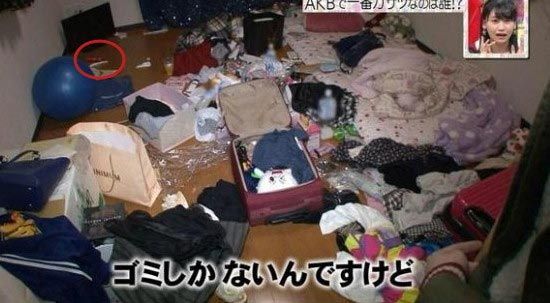 谷真理佳脏乱的房间内,被发现疑有开封成人按摩棒