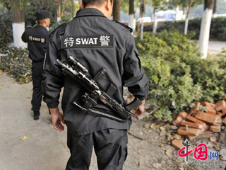 持枪特警。