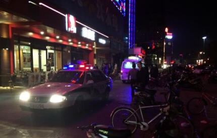 <em>宁波</em>男子<em>深夜</em>当街被砍倒 警方已在全力破案中