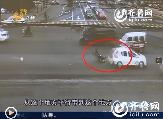 萊蕪交警在執(zhí)法檢查時，一輛號牌被遮擋的轎車強行闖崗，將協(xié)警拖行十余米。視頻截圖