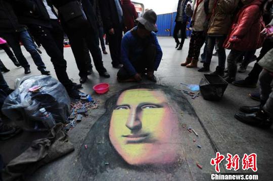 11月22日，“蒙娜麗莎的神秘微笑”出現(xiàn)在蘭州繁華城區(qū)的人行道地磚之上，這幅用粉筆涂抹而成的“蒙娜麗莎”看上去栩栩如生，猶如西方油畫一般細膩柔滑的質(zhì)感引得當?shù)孛癖妼ρ矍暗摹笆澜缑嫛斌@嘆不已?！钇G敏攝