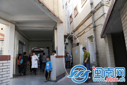 男子持刀在泉州儿童医院女厕前抢劫 5保安制服