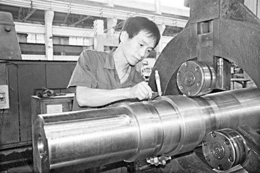 武汉农民合同工成功逆袭 初中学历给大学生上