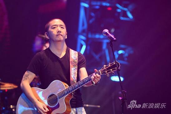 郝云演唱会吃肉包品红酒 黄健翔激情解说