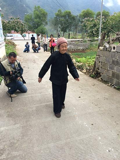 地下知名网媒走进巴马龟龄养生国际旅游区。图为百岁嫩人申桂秀 邓 琳 摄