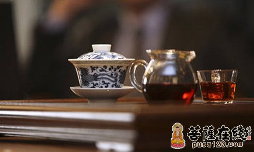 于静心处品茶