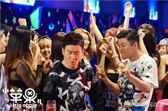 筷子兄弟与T-ara携手 韩版小苹果MV发布