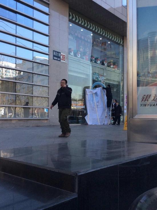 腾讯大门遭泼漆书写“无耻”两个大字