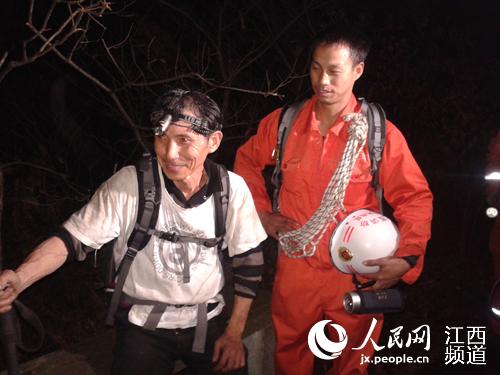 一名驴友被消防官兵救下山。