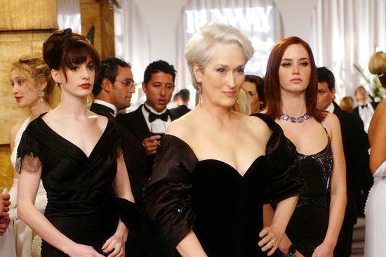 梅姨(中)和布朗特(右)在《穿普拉达的女王》中