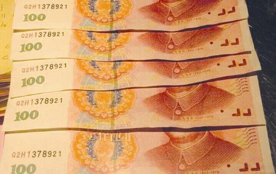 男子持同号假钞买衣服 店员大意损失500元(图)_新浪湖北_新浪网