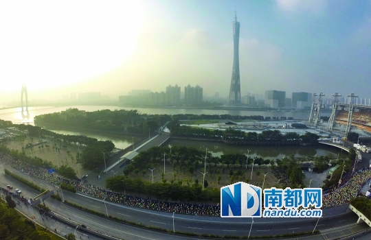 昨天早上，航拍2014广州马拉松赛。开跑之后，选手们挤满了整条临江大道。南都记者 张志韬 摄