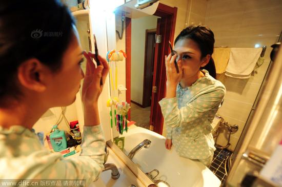 美女护士兼职内衣模特 男友：女友喜欢必须支持