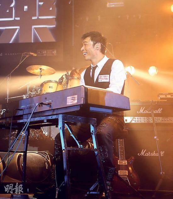 许志安演唱会弹伴奏很紧张 为自己打气|许志安