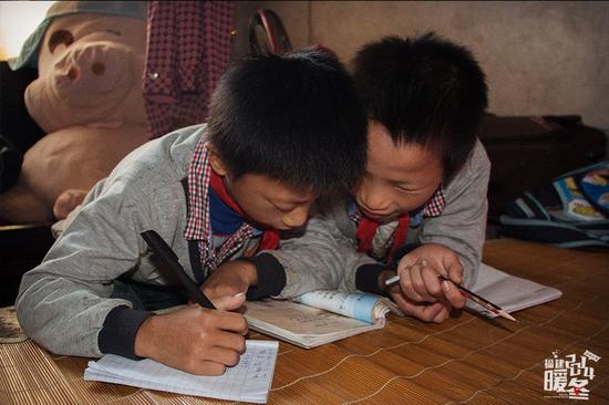 两人经常就趴在卧室的小床上一起写作业,虽然