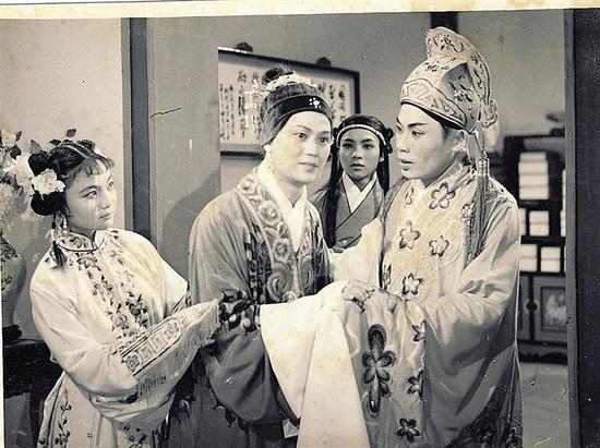 “道修二”谭飞飞(左二)和陈华(右一)在琼剧电影《红叶题诗》中演母子。