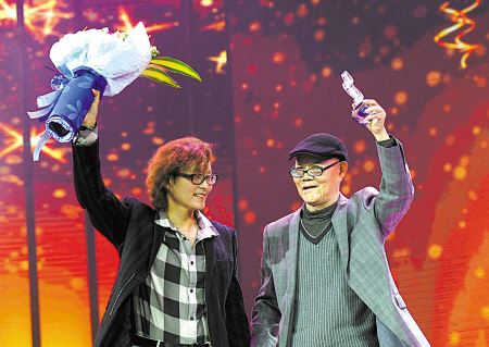 宁波好歌曲金奖词曲获得者上台领奖。(周建平 摄)