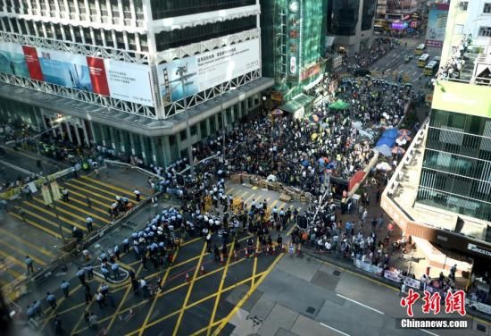 香港6千警力清理旺角占中区域 未遇阻挠
