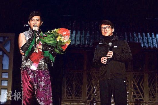 周杰伦个唱成龙捧场 昆凌挨坐未来婆婆