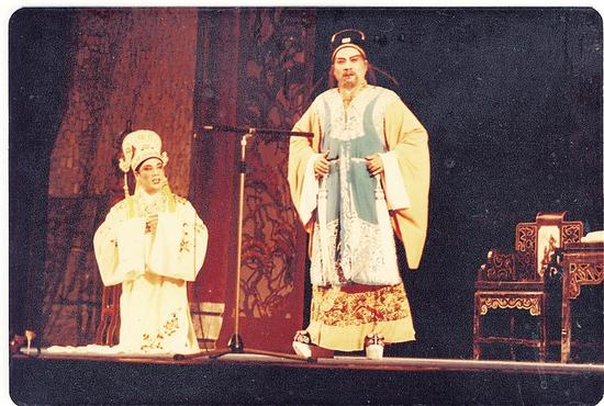 1982年，梁家樑(左)、吴孔孝主演的《搜书院》访问新加坡演出。